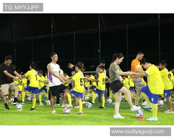 足球明星与孩子们的温馨互动视频展现亲子时光的快乐与成长 足球明星与孩子们的温馨互动视频展现亲子时光的快乐与成长